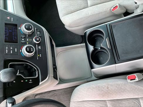 Used 2015 Toyota Sienna LE image 14