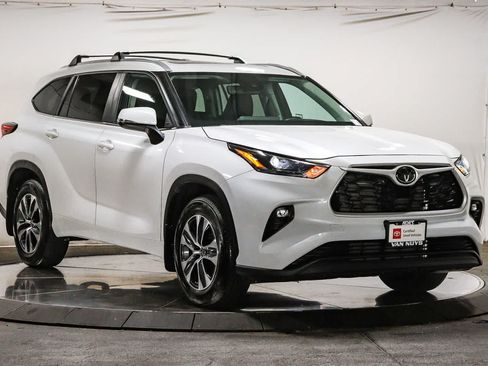 Certified 2024 Toyota Highlander XLE FWD image 5