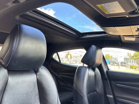 Used 2021 MAZDA MAZDA3 Hatchback w/Premium Plus Pkg image 16