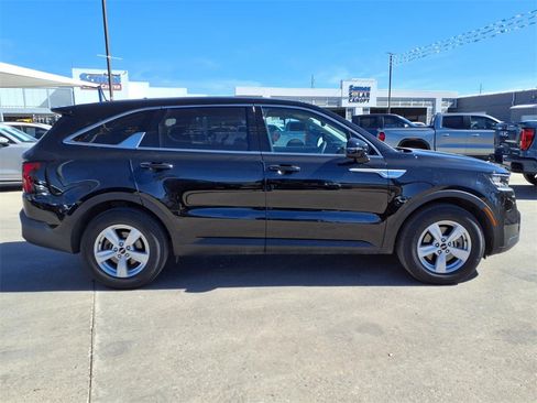 Used 2023 Kia Sorento LX image 8