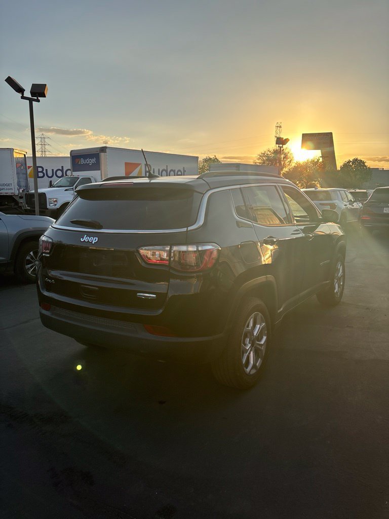 Used 2025 Jeep Compass Latitude w/ Sun & Sound Group AWD/4WD image 4