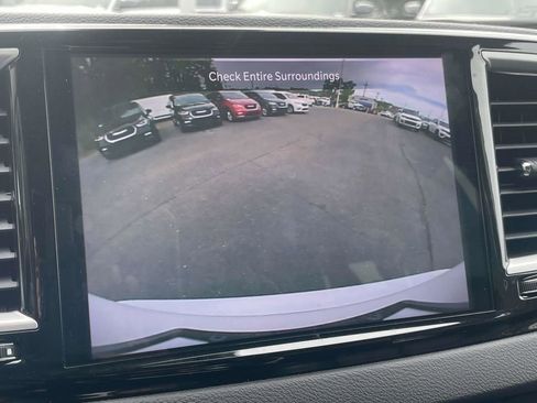 Used 2024 Chrysler Pacifica Touring-L image 36