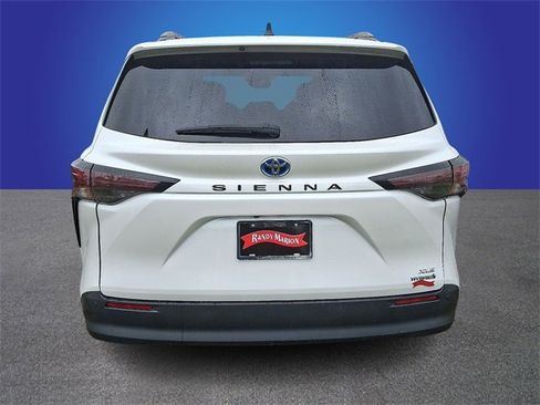 Used 2023 Toyota Sienna XLE image 4