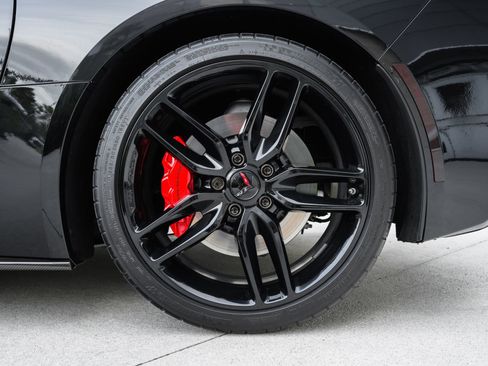 Used 2019 Chevrolet Corvette Stingray Coupe w/ Carbon Flash Badge Package RWD image 30