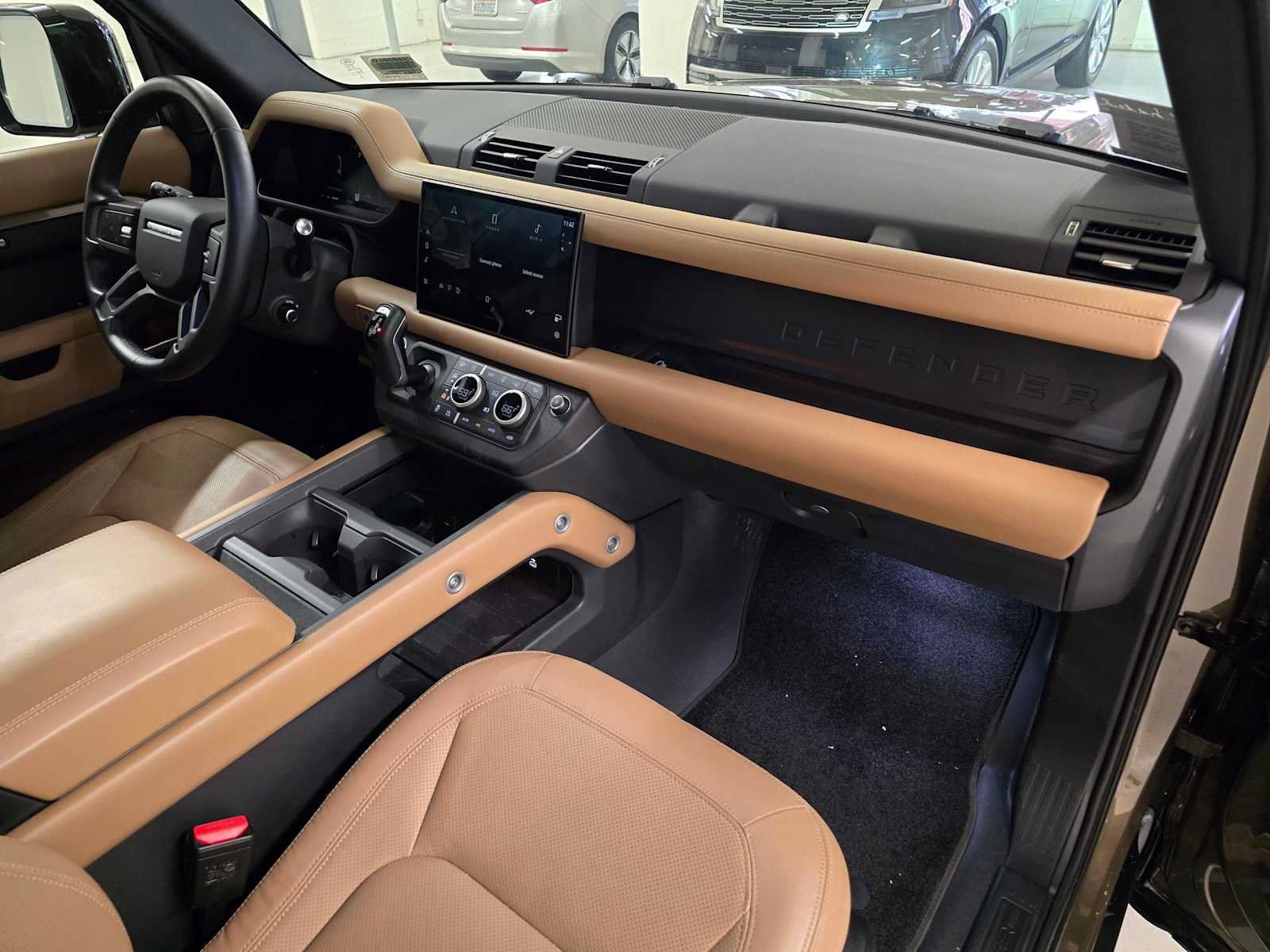 Used 2025 Land Rover Defender 130 X-Dynamic SE AWD/4WD image 10