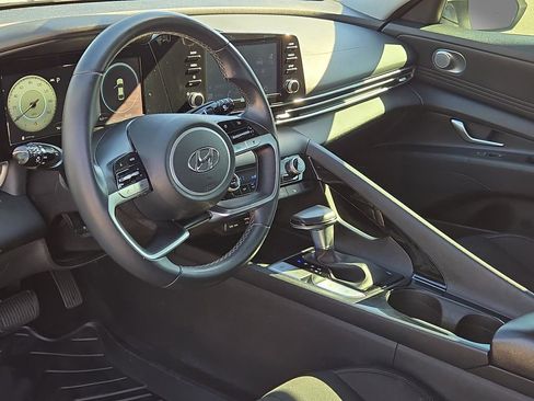 Used 2021 Hyundai Elantra SEL w/ Convenience + Premium Package image 17