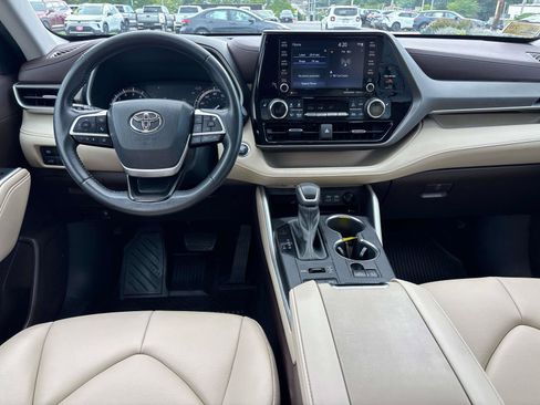 Used 2022 Toyota Highlander XLE AWD/4WD image 10