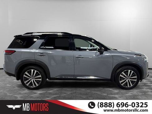 Used 2022 Nissan Pathfinder Platinum image 2