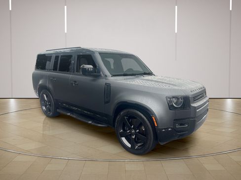 Used 2025 Land Rover Defender 130 X-Dynamic SE AWD/4WD image 9
