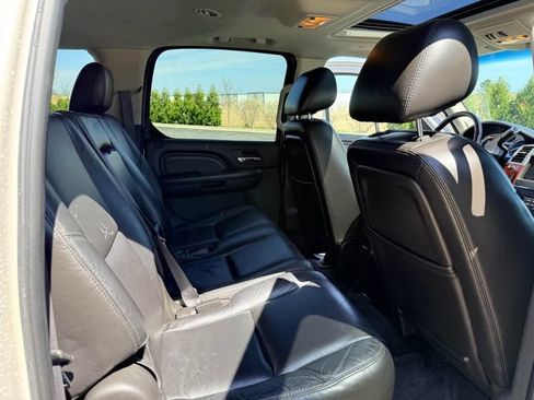 Used 2011 Cadillac Escalade ESV Luxury AWD/4WD image 16