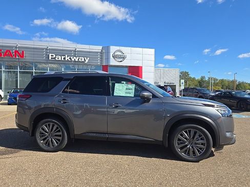 New 2025 Nissan Pathfinder SL image 9