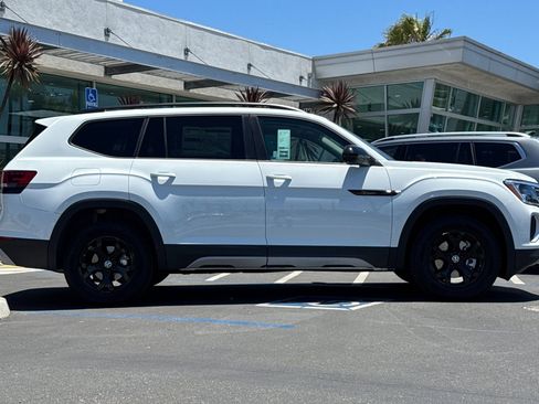 New 2025 Volkswagen Atlas Peak Edition SE image 4