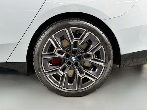 New 2026 BMW 550e xDrive image 31