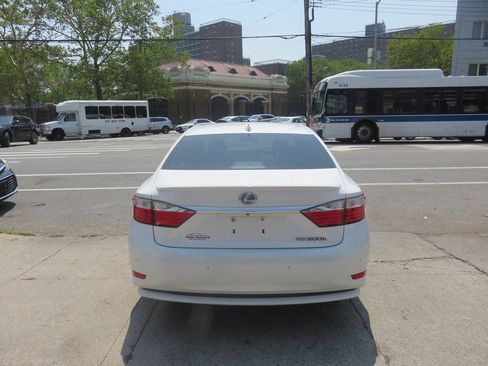 Used 2015 Lexus ES 300h w/ Premium Package w/Bamboo Trim FWD image 8