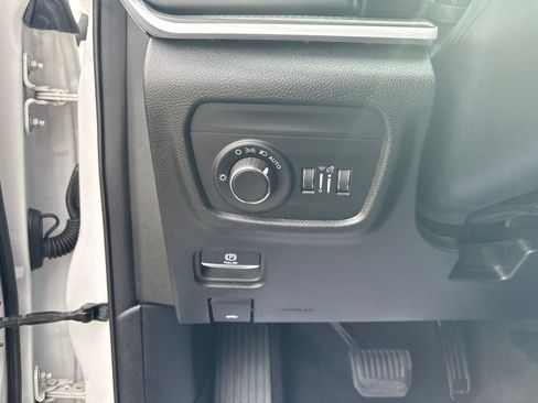 Certified 2025 Jeep Grand Cherokee Altitude AWD/4WD image 23