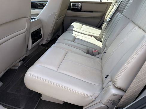 Used 2016 Lincoln Navigator Select RWD image 17