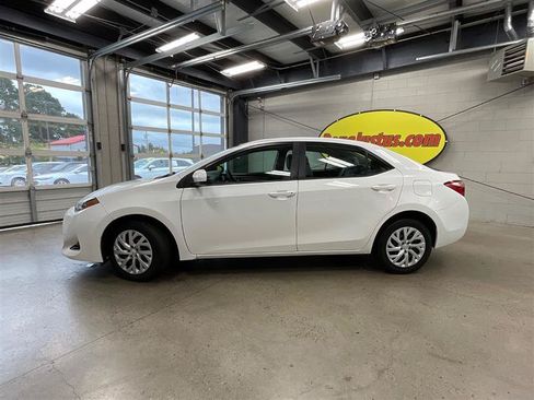 Used 2018 Toyota Corolla LE FWD image 2