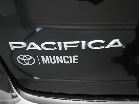 Used 2022 Chrysler Pacifica Touring-L FWD image 37