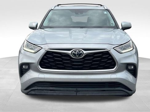 Used 2021 Toyota Highlander Limited image 2