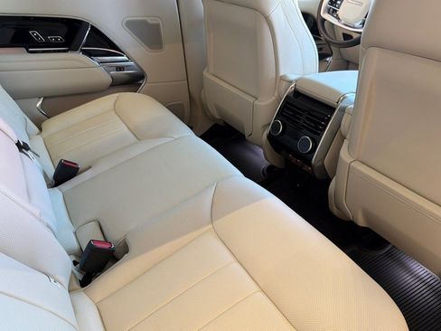 Used 2025 Land Rover Range Rover Long Wheelbase SE AWD/4WD image 33