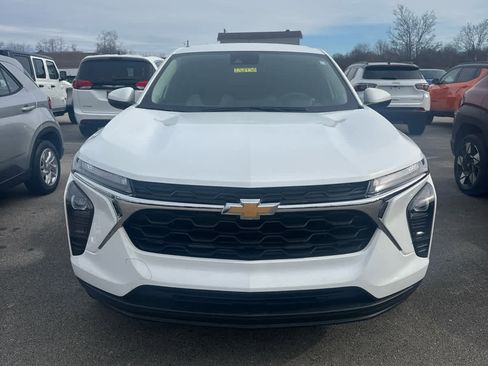 Used 2025 Chevrolet Trax LS w/ LS Convenience Package image 2