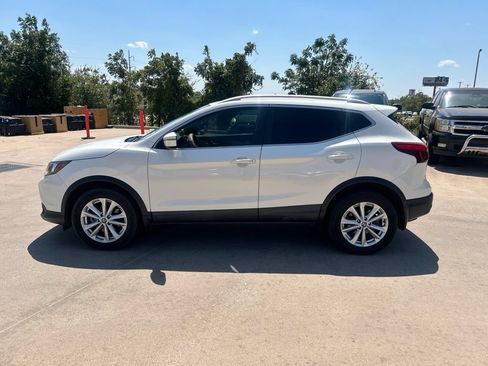 Used 2019 Nissan Rogue Sport SV FWD image 2