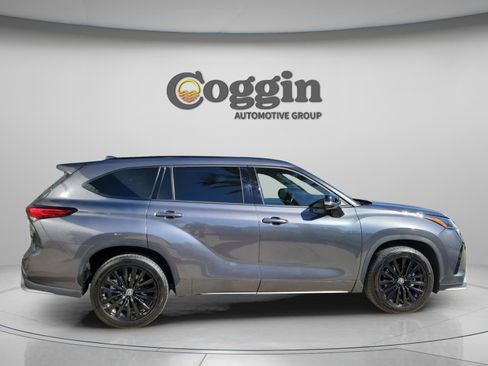 Used 2023 Toyota Highlander XSE FWD image 4