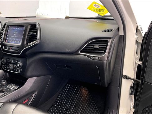 Used 2019 Jeep Cherokee Trailhawk w/ Cold Weather Group AWD/4WD image 15