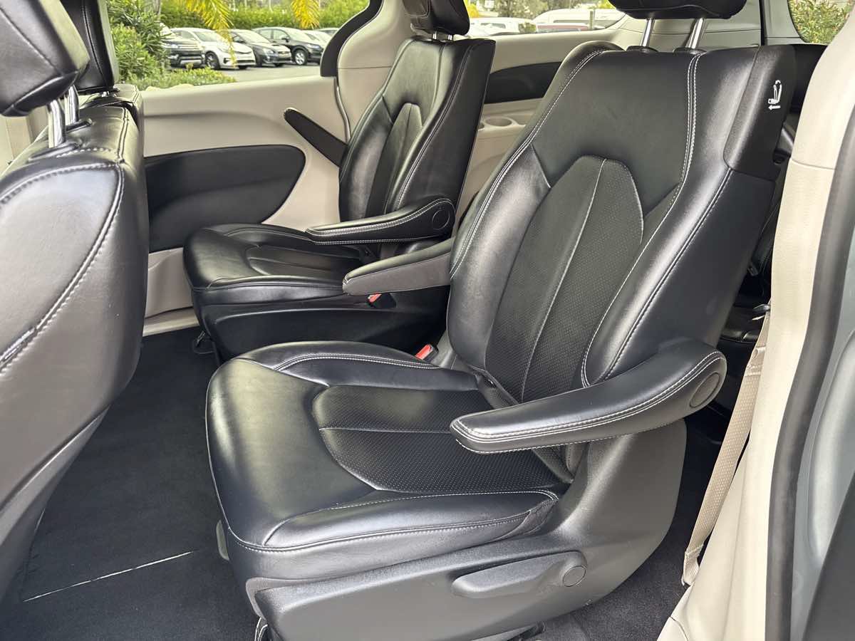 Used 2024 Chrysler Pacifica Limited FWD image 29