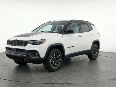 Used 2025 Jeep Compass Trailhawk AWD/4WD image 3