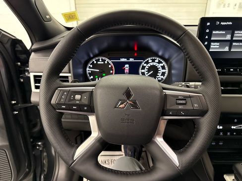 Used 2026 Mitsubishi Outlander LE AWD/4WD image 14