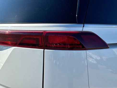 Used 2022 Kia Carnival LX image 34