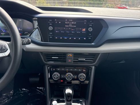 Used 2024 Volkswagen Taos SE image 17