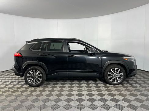 Used 2022 Toyota Corolla Cross XLE w/ Convenience Package image 5