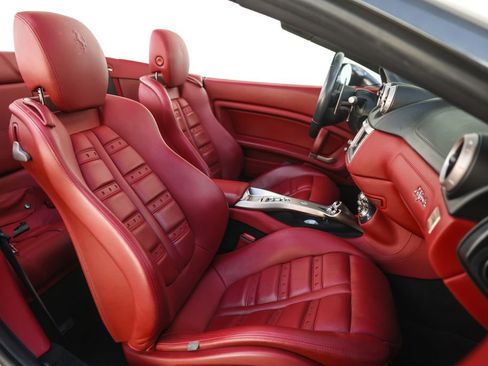 Used 2010 Ferrari California RWD image 24