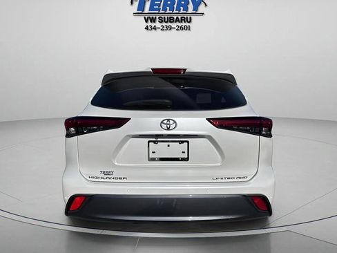 Used 2023 Toyota Highlander Limited image 3