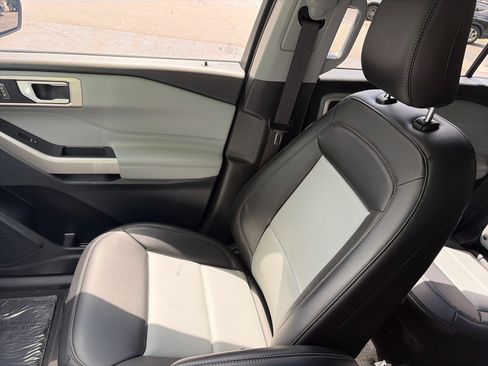 Used 2023 Ford Explorer XLT w/ Equipment Group 202A AWD/4WD image 18