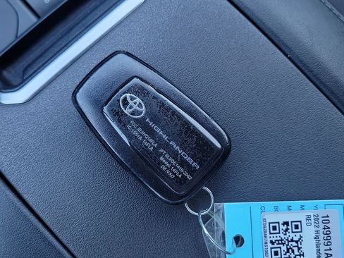 Used 2022 Toyota Highlander XLE FWD image 24