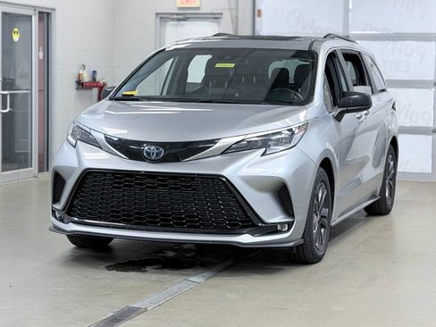 Used 2024 Toyota Sienna XSE w/ XSE Plus Package AWD/4WD image 3