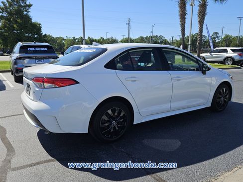 Used 2021 Toyota Corolla LE FWD image 5