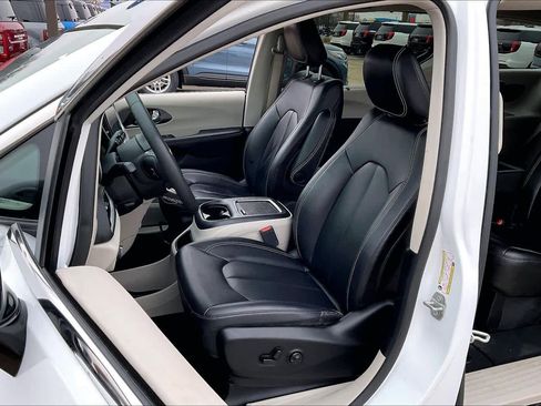 Used 2024 Chrysler Pacifica Touring-L image 7