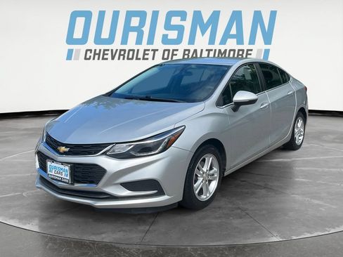 Used 2017 Chevrolet Cruze LT FWD image 2