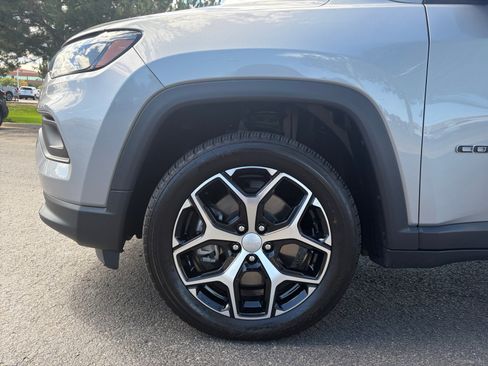 Used 2024 Jeep Compass Latitude AWD/4WD image 10
