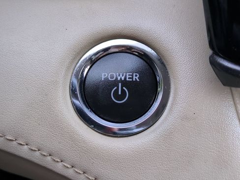 Used 2023 Toyota Highlander XLE AWD/4WD image 28