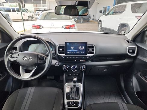 Used 2024 Hyundai Venue SEL FWD image 16