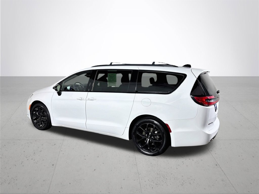 Certified 2025 Chrysler Pacifica Limited FWD image 9