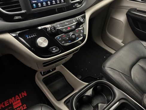 Used 2020 Chrysler Pacifica Touring-L FWD image 17
