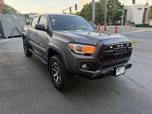 Used 2017 Toyota Tacoma SR5 w/ Tow Package AWD/4WD image 18