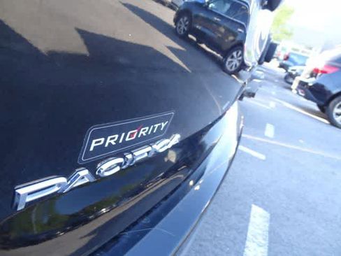 Used 2023 Chrysler Pacifica Touring-L image 13