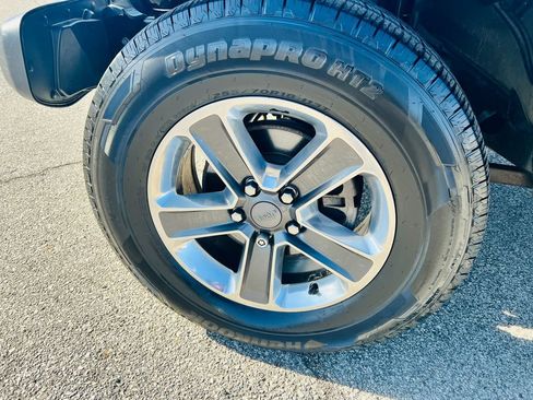 Used 2018 Jeep Wrangler Unlimited Sahara w/ Uconnect 4C Nav & Sound Group image 13